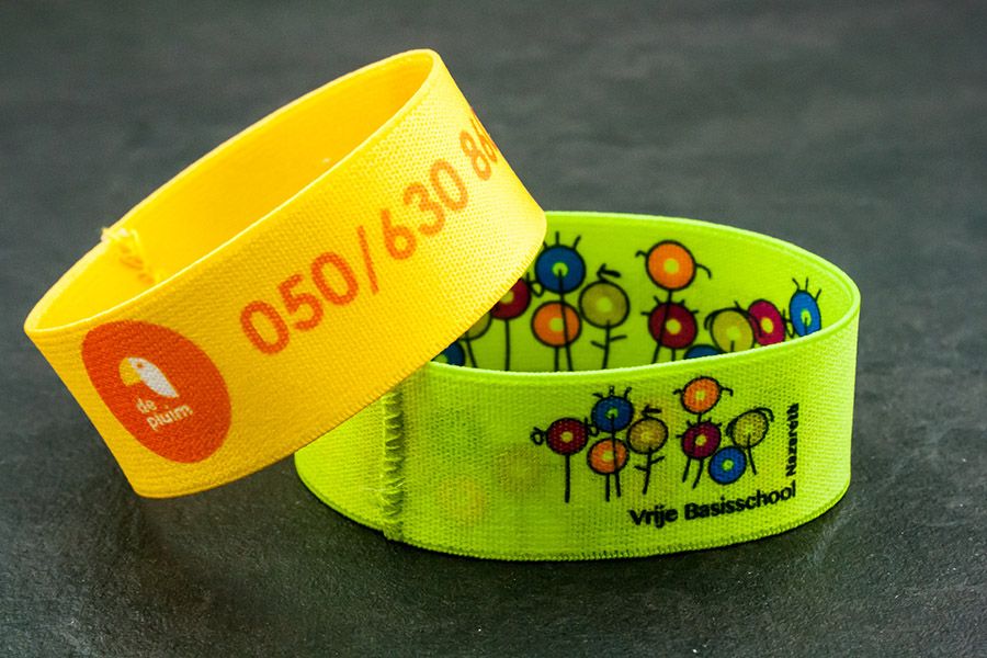 2 elastische polsbandjes die vaak als populaire give-away worden gebruikt